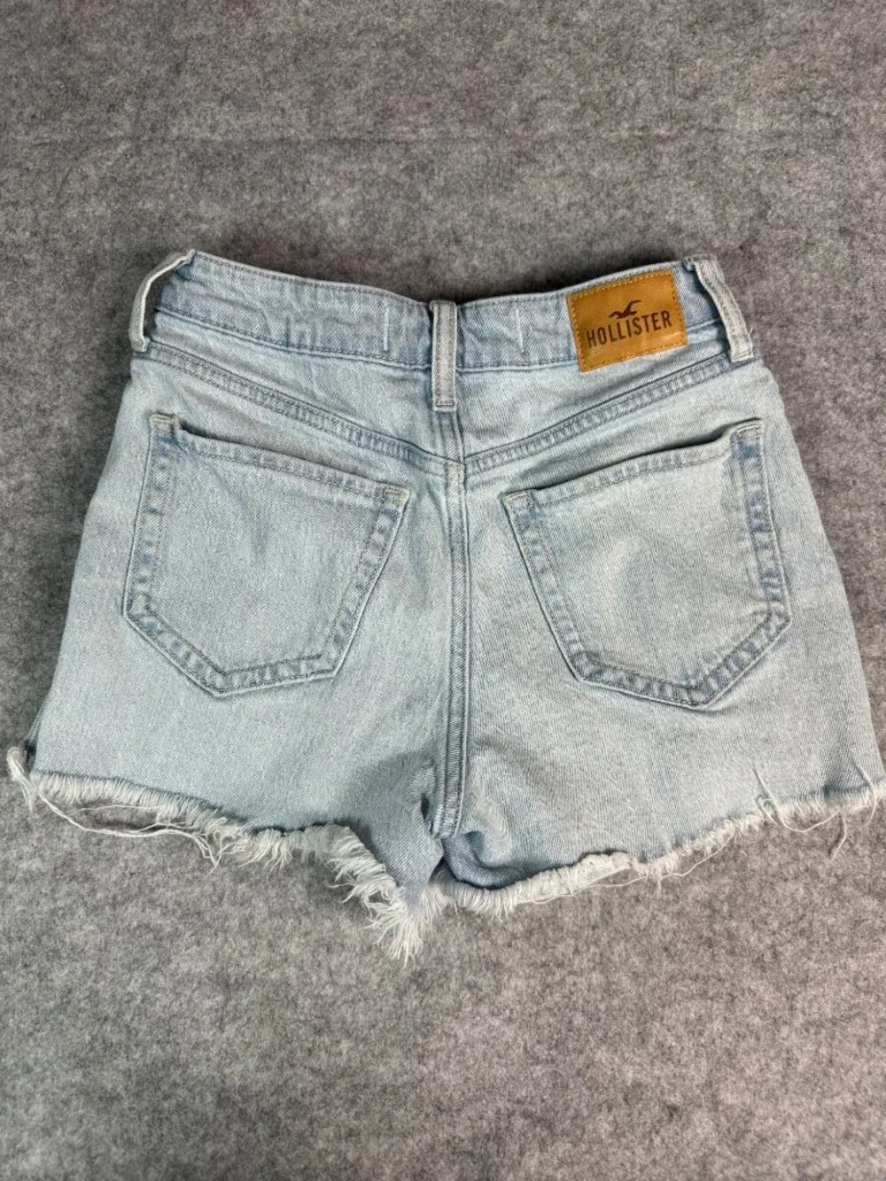 Hollister Ultra High Rise Mom Shorts Size 00 W24 Distressed Light Wash Denim